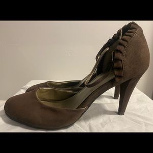Alfred Sung Pure Brown Suede Heels